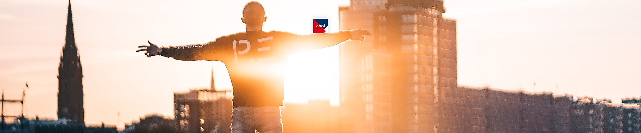 hamburgahoi Magazin Mann fühlt förmolich mit ausgestreckten Armen die Freiheit an der Elbe